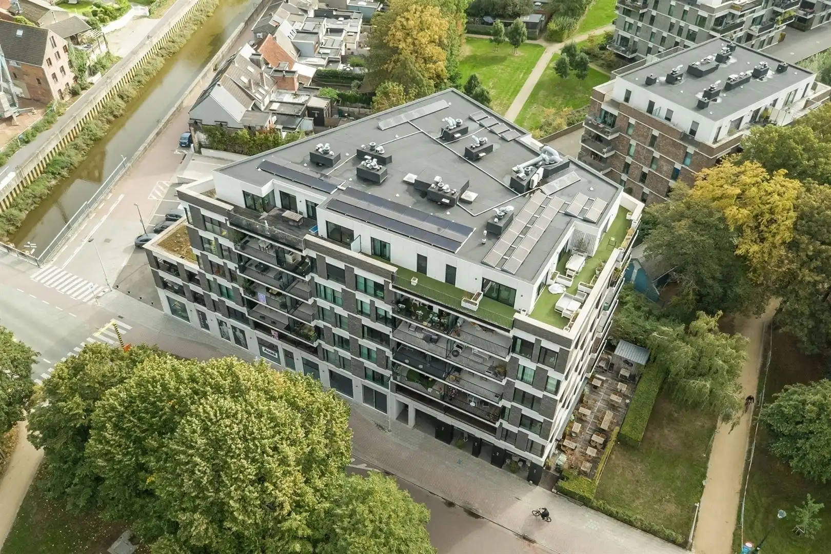 Lichtrijk appartement met groenzicht, parking en groot terras foto 16