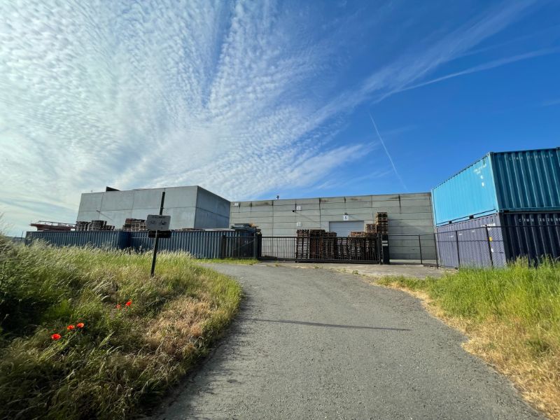 Bedrijfsgebouw op goede locatie in Deinze te huur foto 3