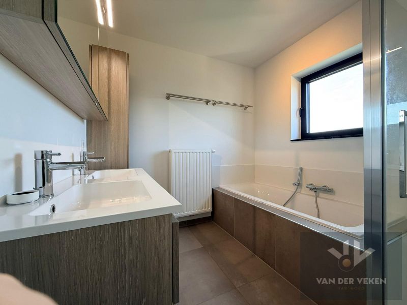 Moderne halfopen bebouwing met vier slaapkamers foto 7