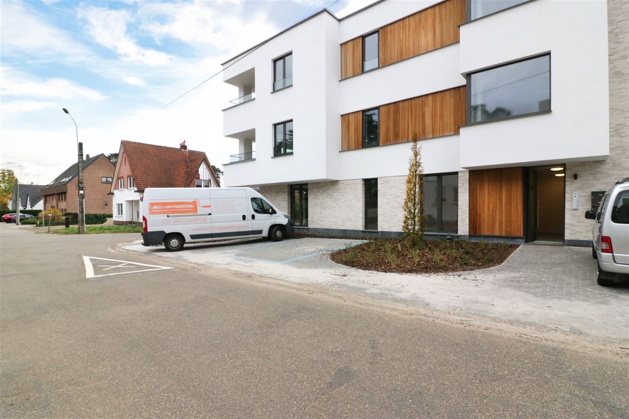 splinternieuw, gelijkvloers, ruim terras, 2 slpk foto 33