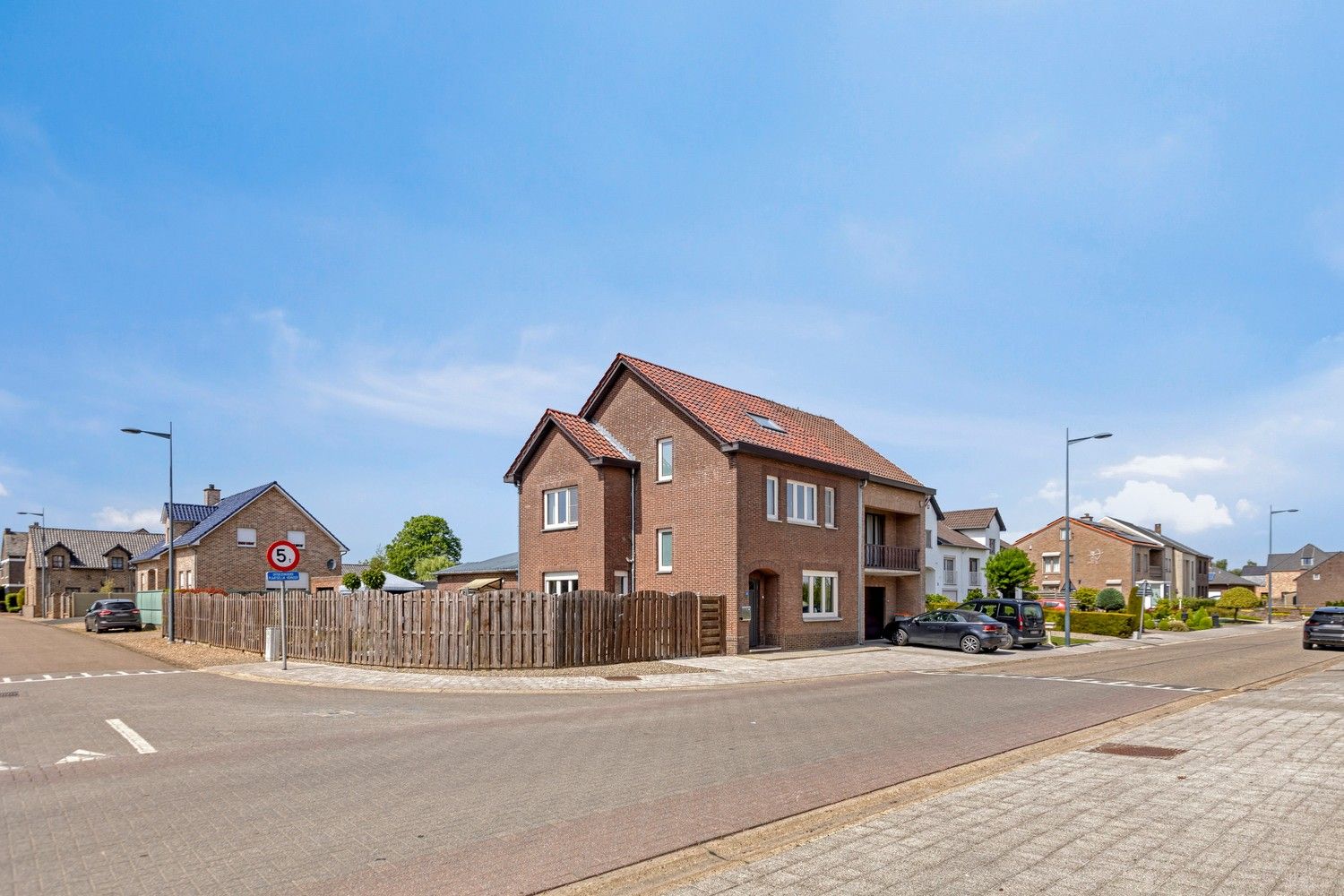 Hoofdfoto van de publicatie: Gezinswoning met vier slaapkamers en veel potentieel in het landelijke Uikhoven (Maasmechelen)