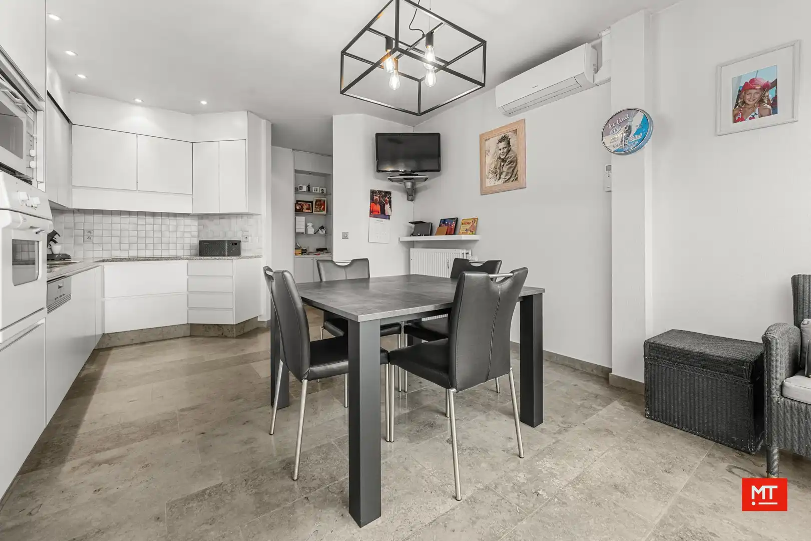 Bijzonder ruim gebouw met tal van mogelijkheden en uitweg, te koop in de dorpskern van Dadizele foto 14