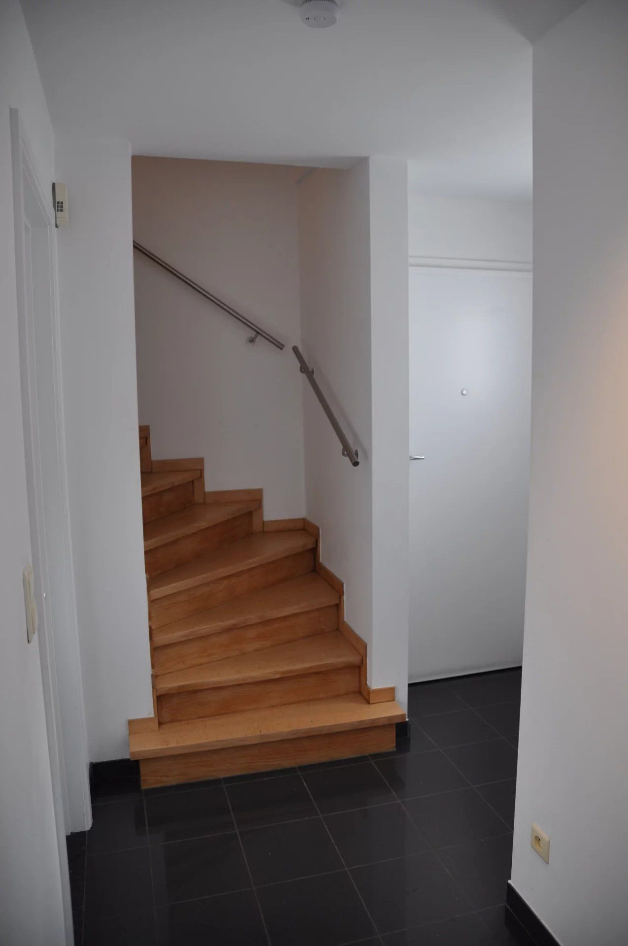 INSTAPKLAAR EN GEZELLIG DUPLEX-APPARTEMENT MET 2 SLPK'S NABIJ CENTRUM HASSELT foto 5