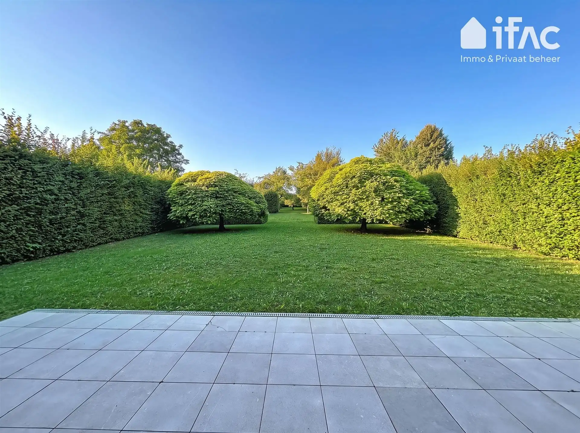 Moderne en ruime villa met mooi aangelegde tuin foto 5