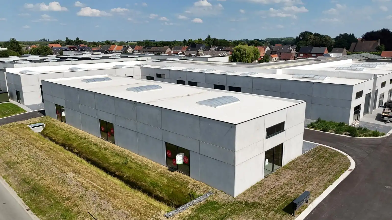 Loods te koop – 246 m² met 2 parkeerplaatsen inbegrepen op de industriezone te Ichtegem foto 6