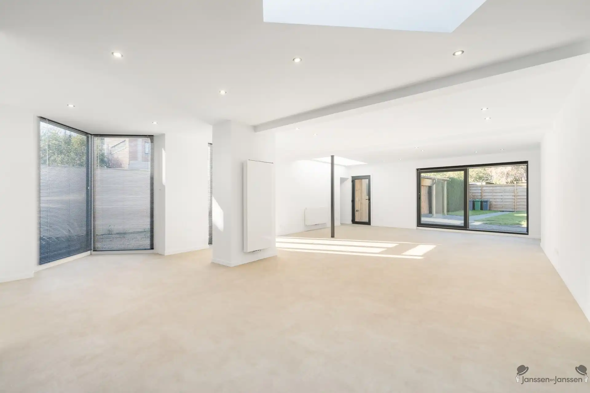 Luxueus gerenoveerd duplexappartement met 4 slaapkamers en private tuin foto 2