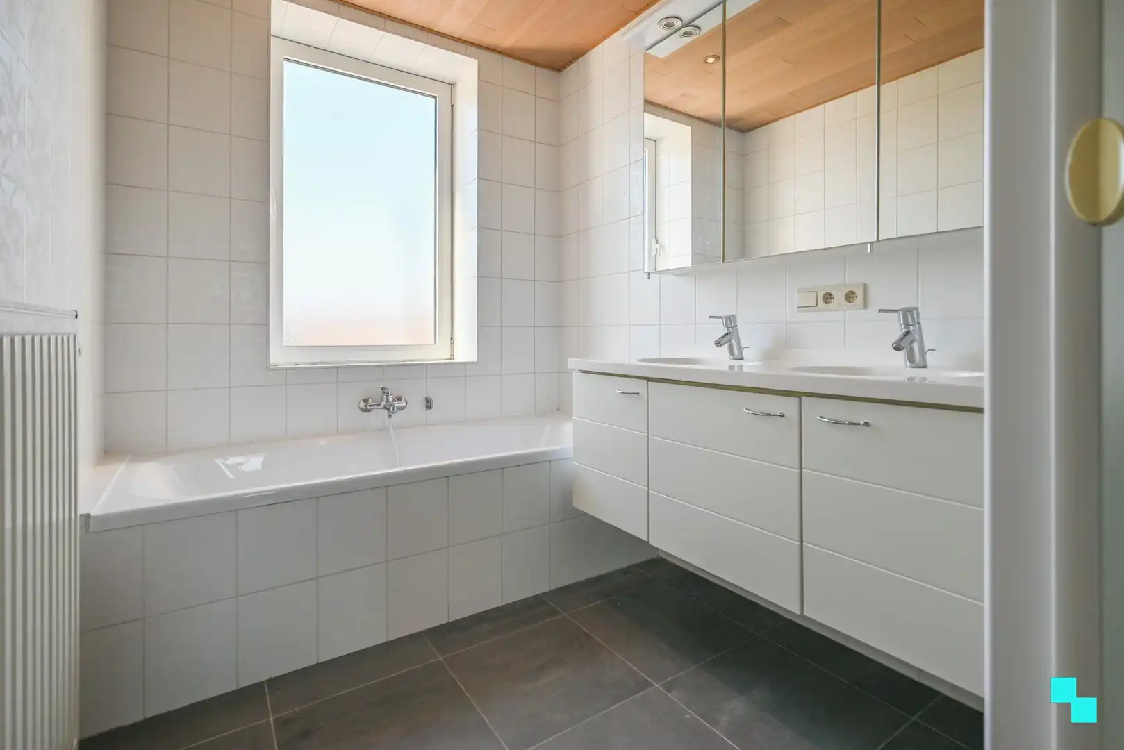 Riante halfopen woning met garage foto 30