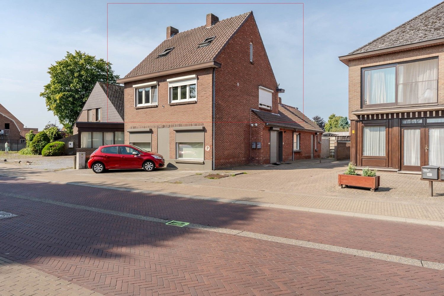 Instapklaar gerenoveerd appartement met terras en garage foto 1