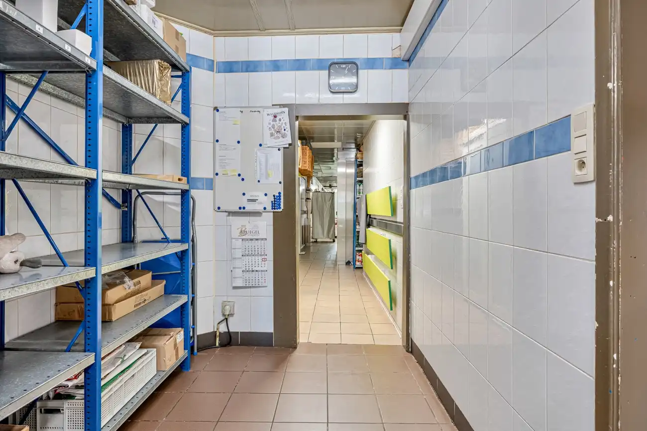 Strategisch gelegen handelspand met winkelruimte (bakkerij) met inpandige garage, grote werkruimte (ca. 145m²) en aangename tuin met open zicht in Ertvelde! foto 5
