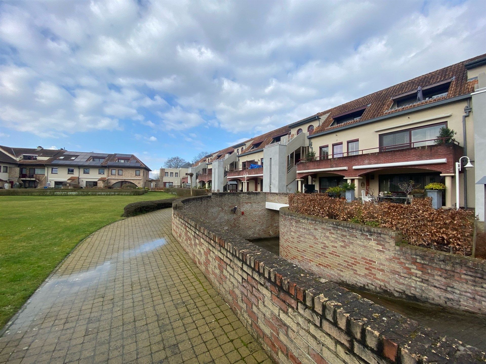 Rustig gelegen appartement met twee slaapkamers en ruim terras foto 2