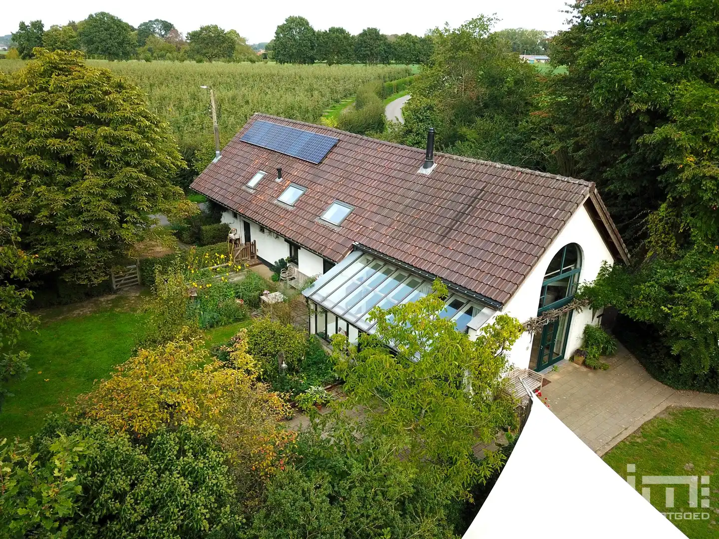 Unieke, karaktervolle woning met prachtige vide en idyllische tuin foto {{pictureIndex}}