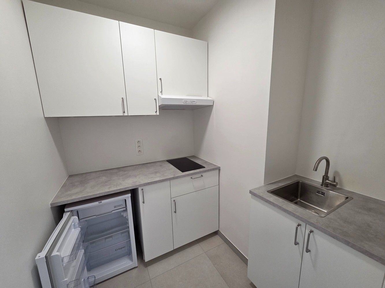 Charmante en recent gerenoveerde studio met slaaphoek en terras. foto 6