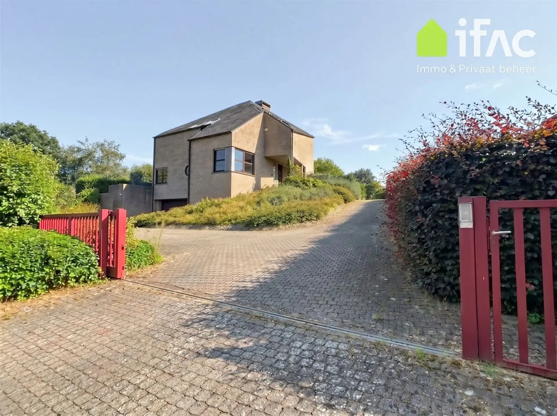 Uitstekend gelegen villa met 5 slaapkamers en prachtige tuin foto {{pictureIndex}}