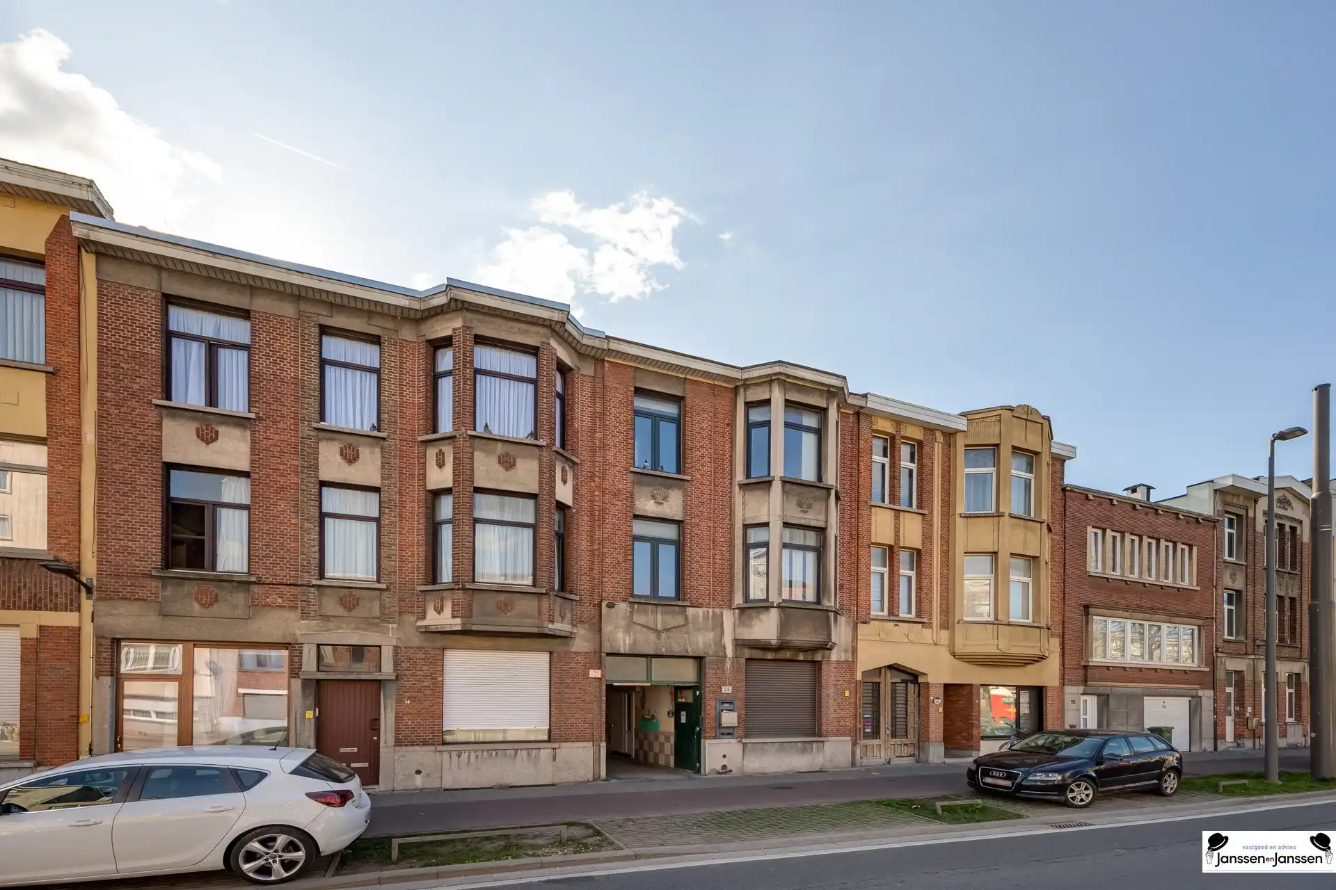 Te koop: Opbrengsteigendom op centrale locatie in Merksem! foto 2