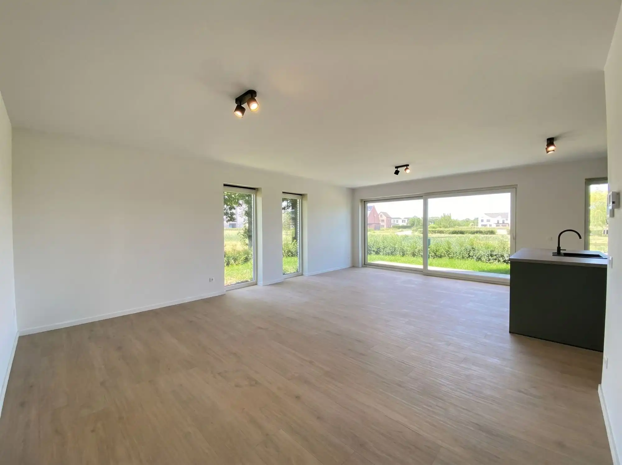 Gelijkvloers nieuwbouwappartement met garage en berging foto 5