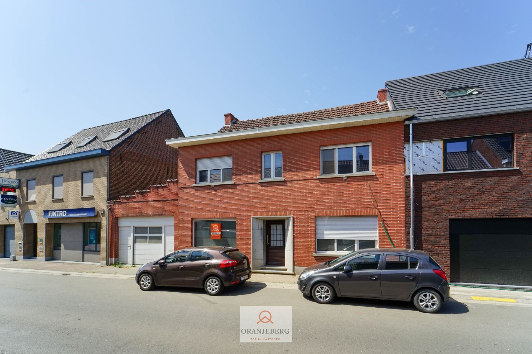 Hoofdfoto van de publicatie: Ideaal te renoveren rijwoning + werkplaats + garage + tuin voor 591m²