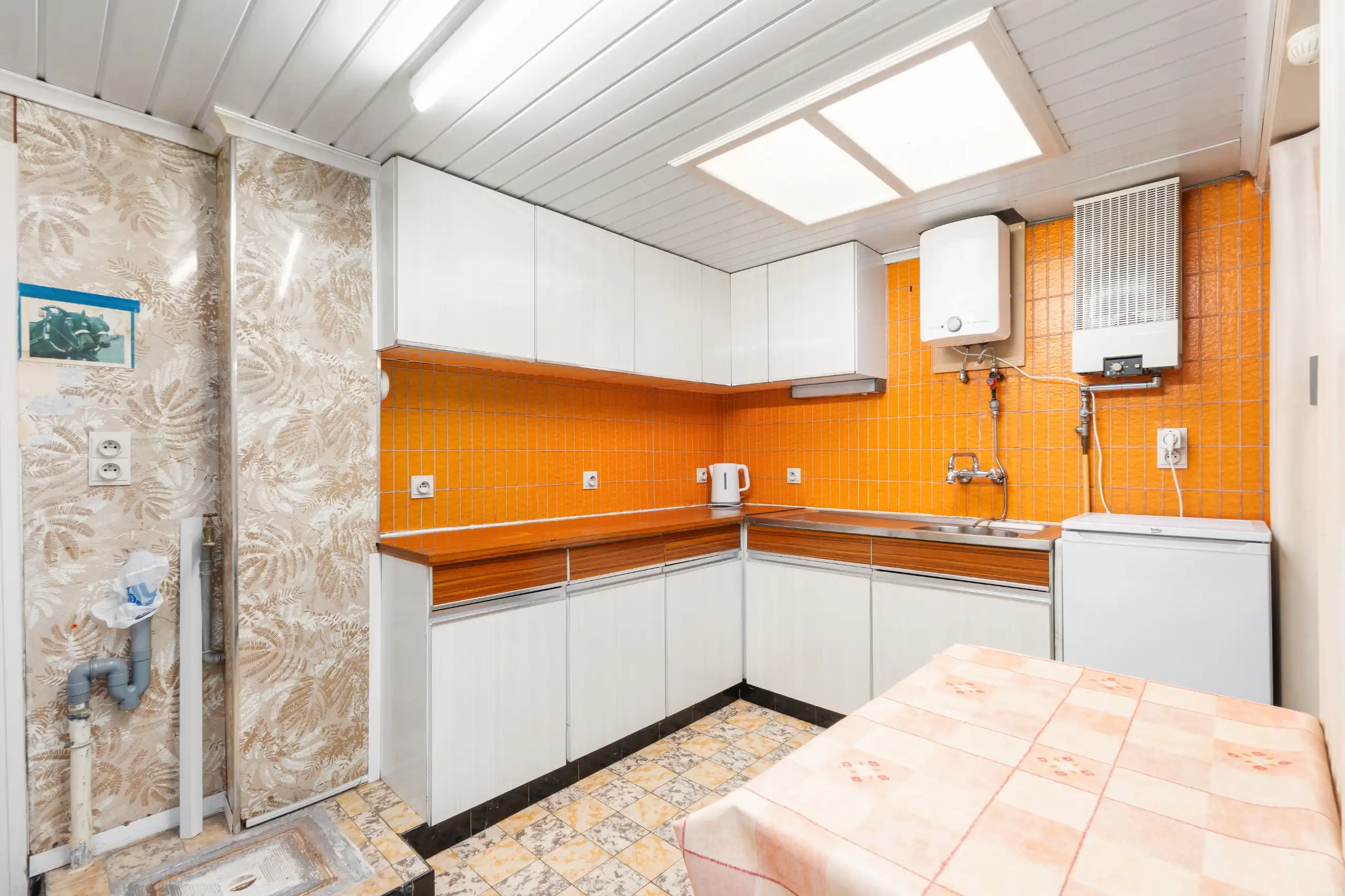 Centraal gelegen te renoveren rijwoning met garage en uitweg in Harelbeke foto 7