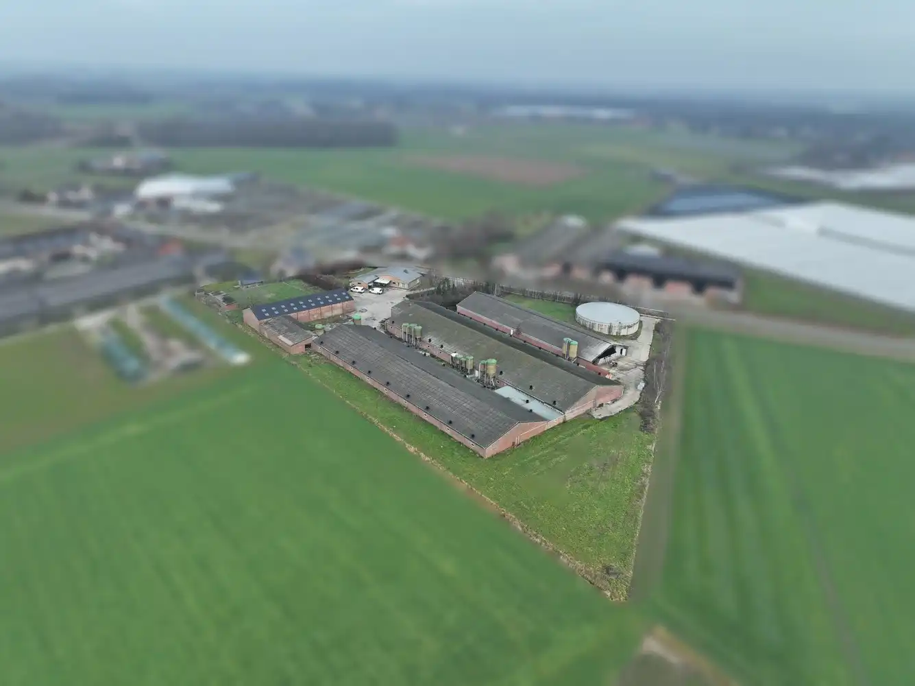 Bedrijfswoning met loods foto 2