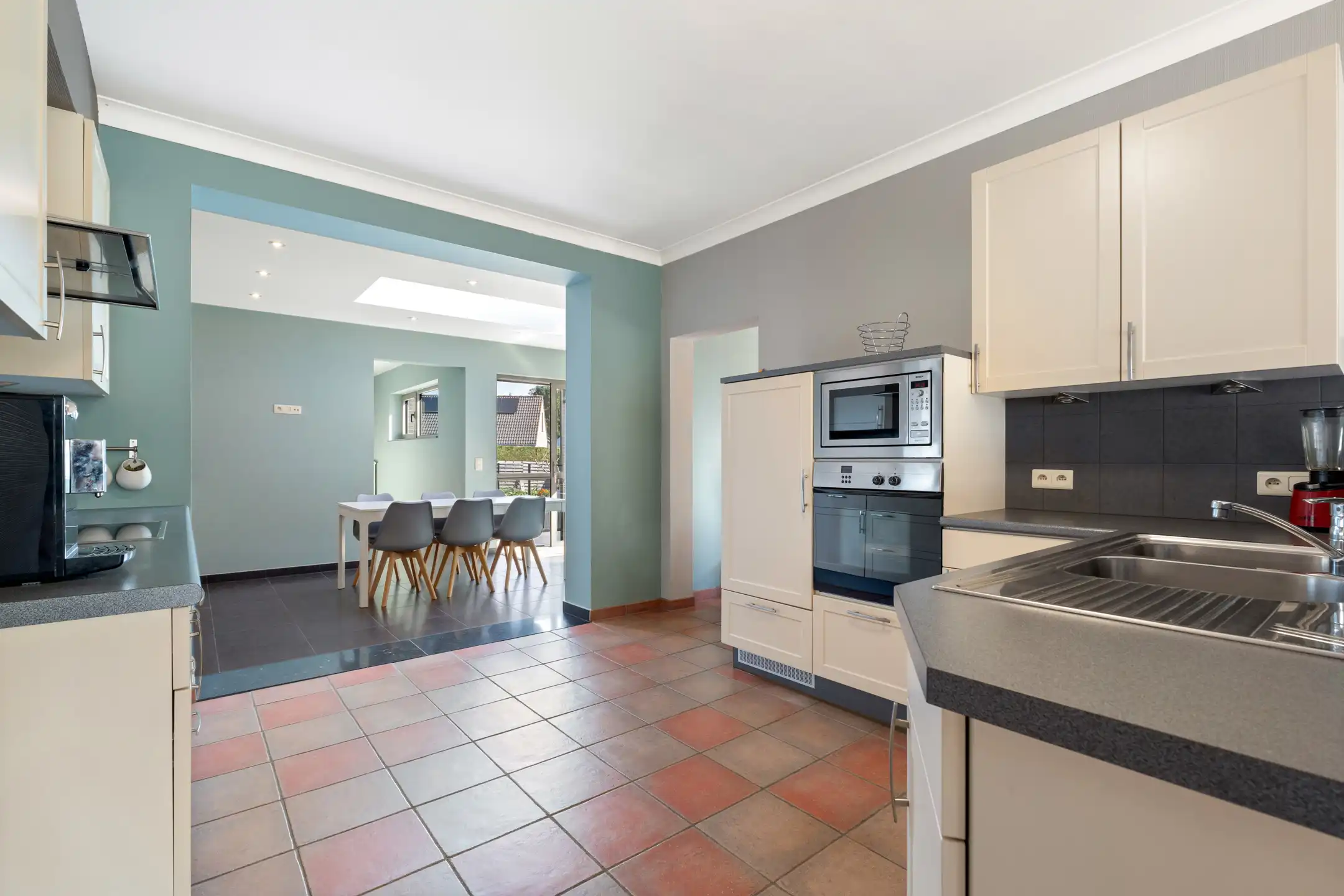 Ruime, deels gerenoveerde 3-gevelwoning met 3 slks en tuin foto 8