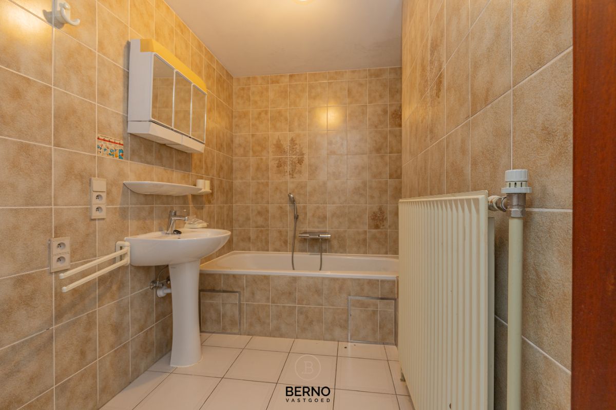 Building met praktijkruimte en 2 appartementen op commerciële locatie foto 10