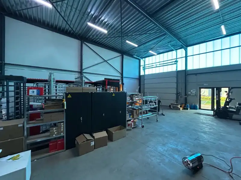 Recente loods van 168 m² met privé parkeerplaats foto 2