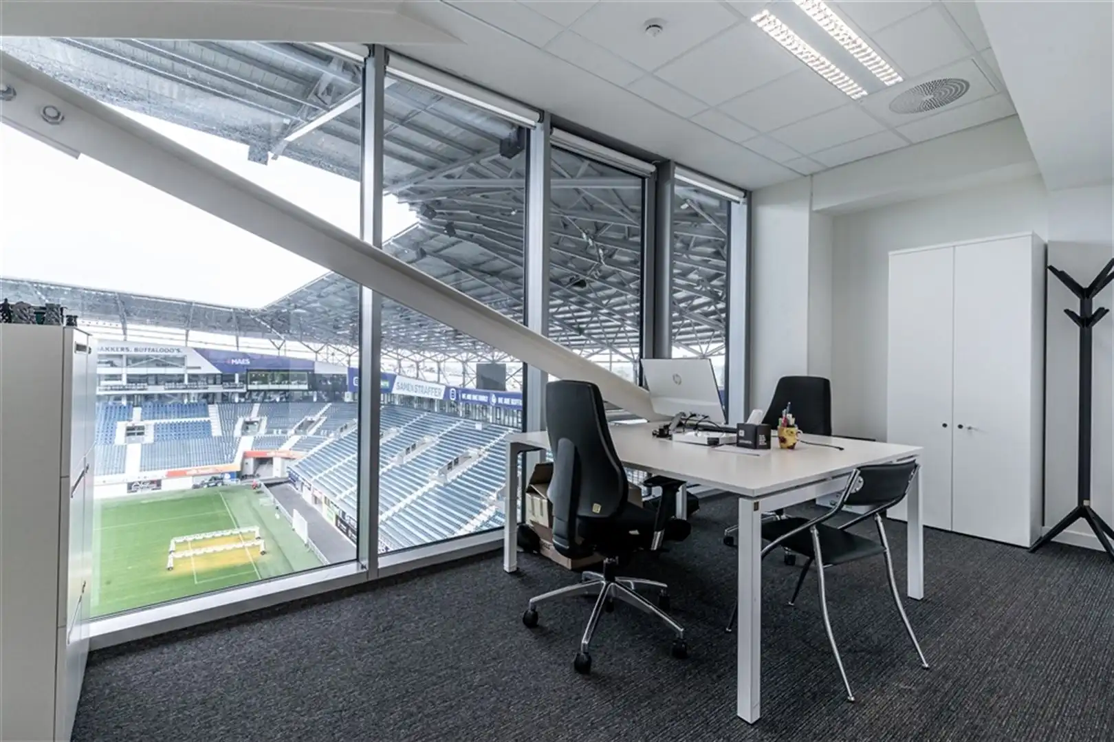Kantoren in het Meetdistrict in Planet Group Arena foto 2