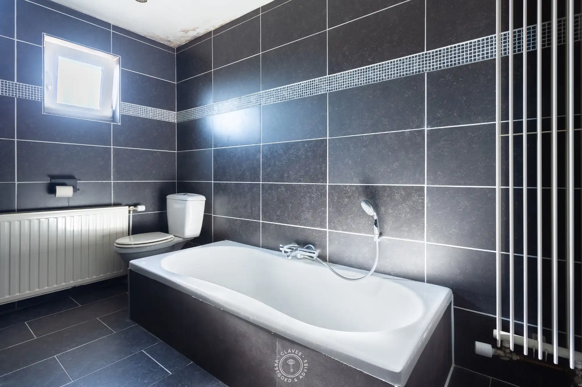 Hedendaagse gezinswoning achter statige art-decogevel foto 15