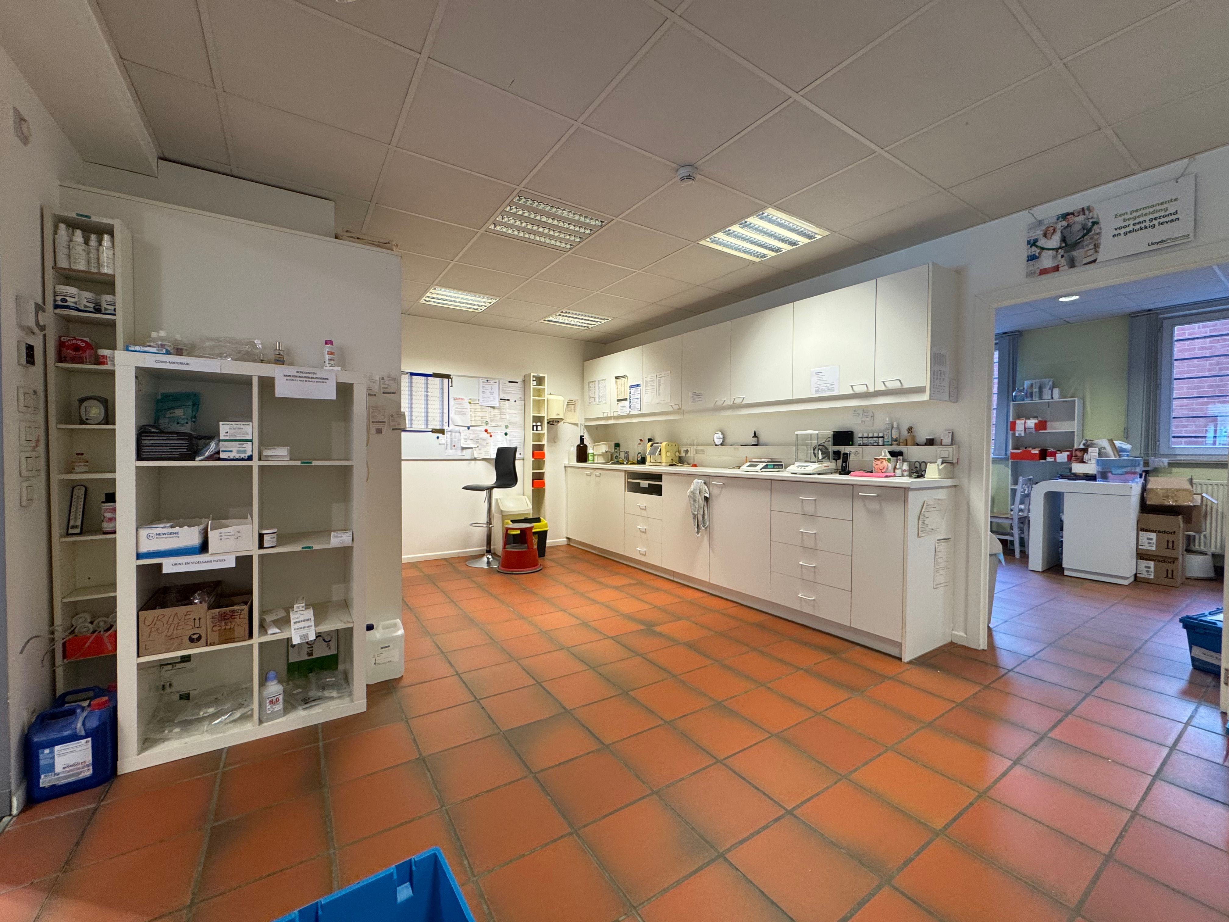 Handelsgelijkvloers 142m² foto 4