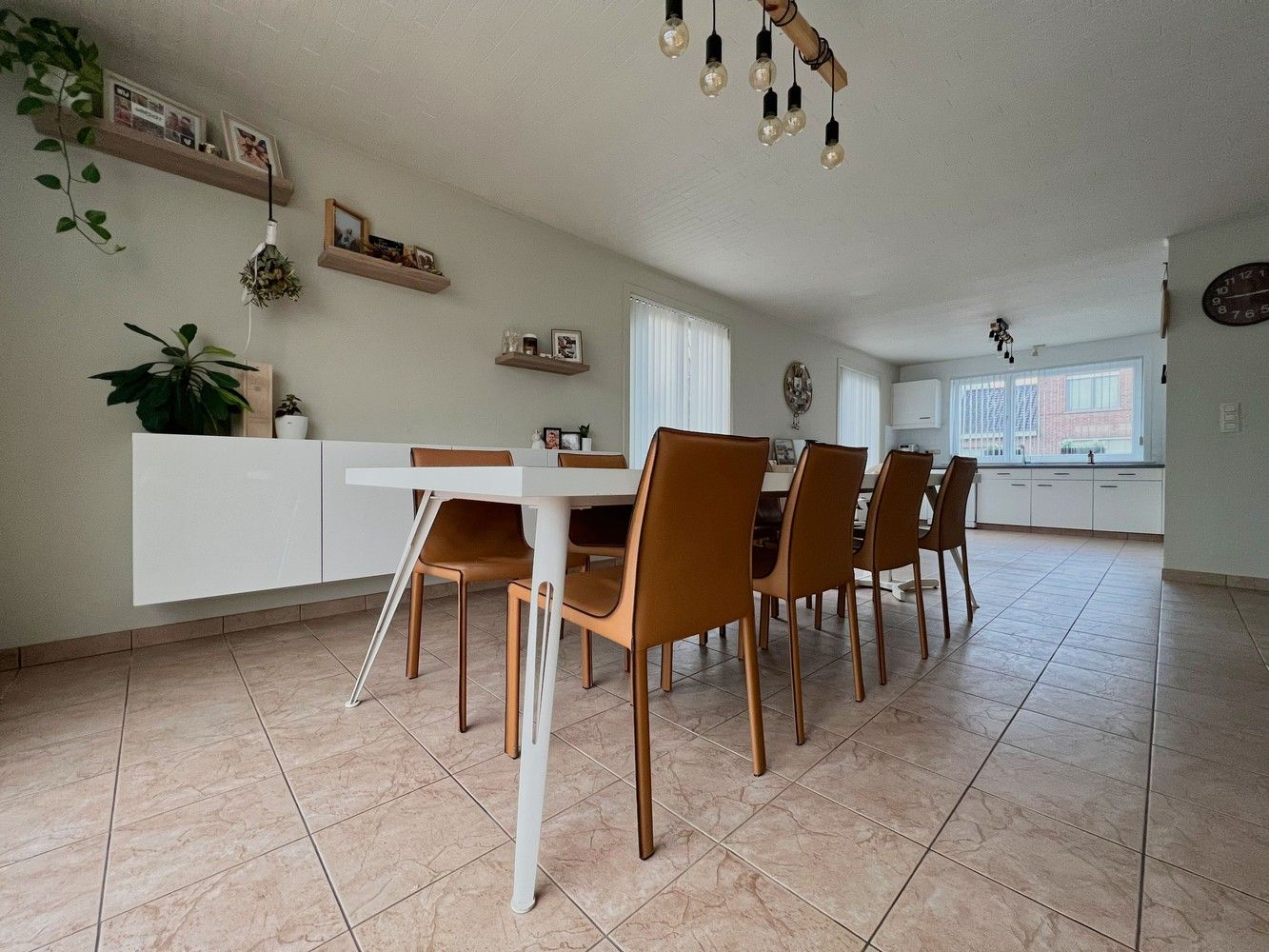 Ruime, lichtrijke woning met zonnige tuin+ aparte garage foto 3