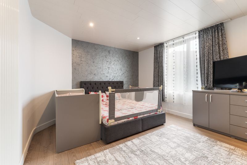 Roeselare centrum :  Instapklare, volledig gerenoveerde stadswoning met 4 slaapkamers, zuidgerichte tuin én zonnepanelen. foto 7