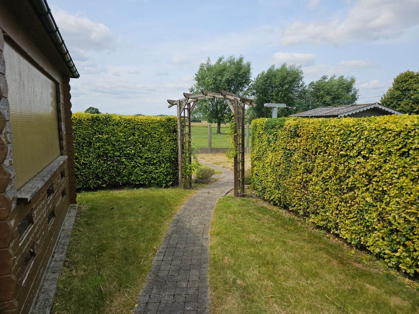 Volledig onderkelderde villa met zongerichte tuin foto 6