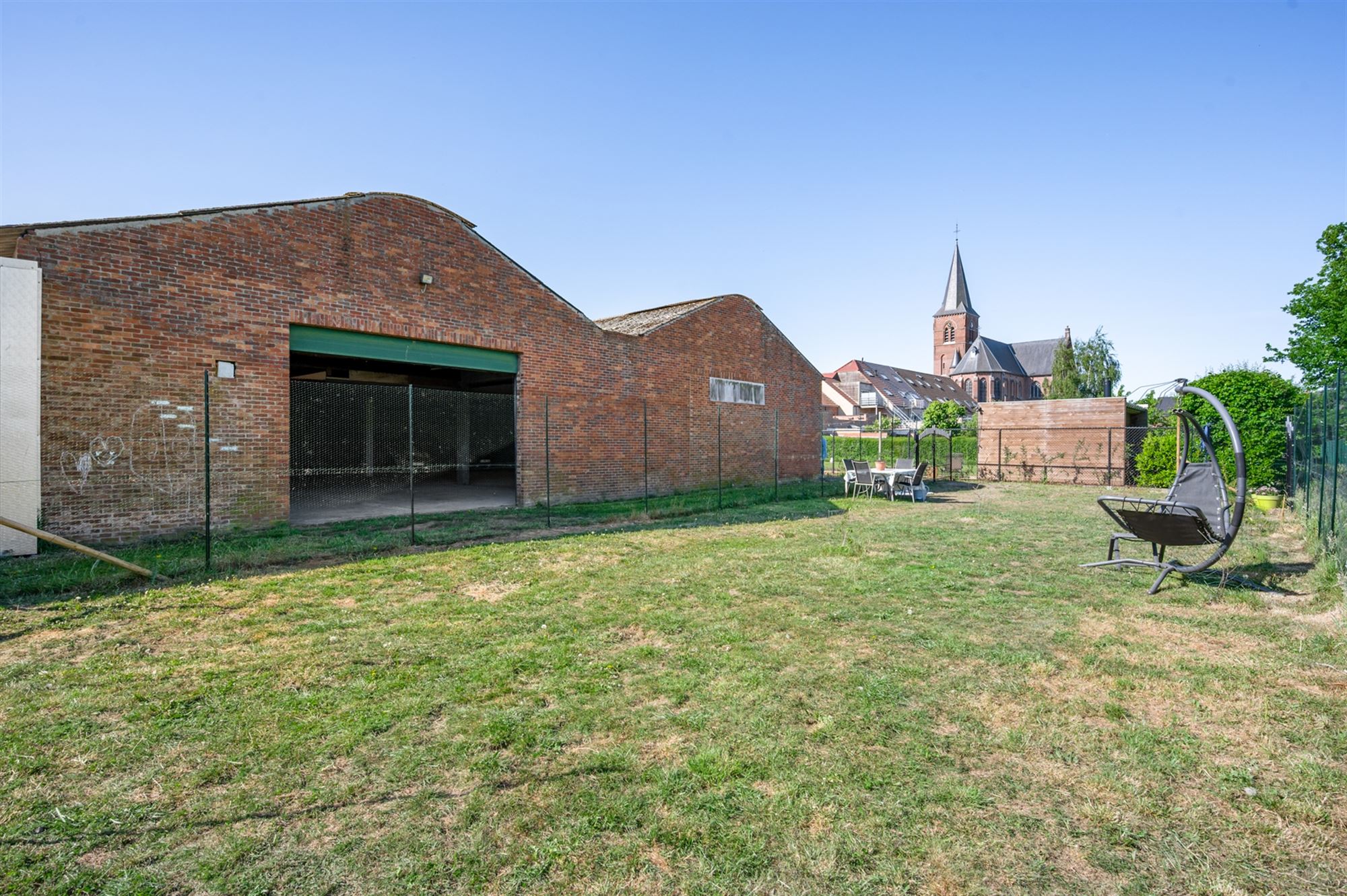 Ruim 2 slaapkamer appartement met 2 overdekte staanplaatsen en grote tuin foto 18