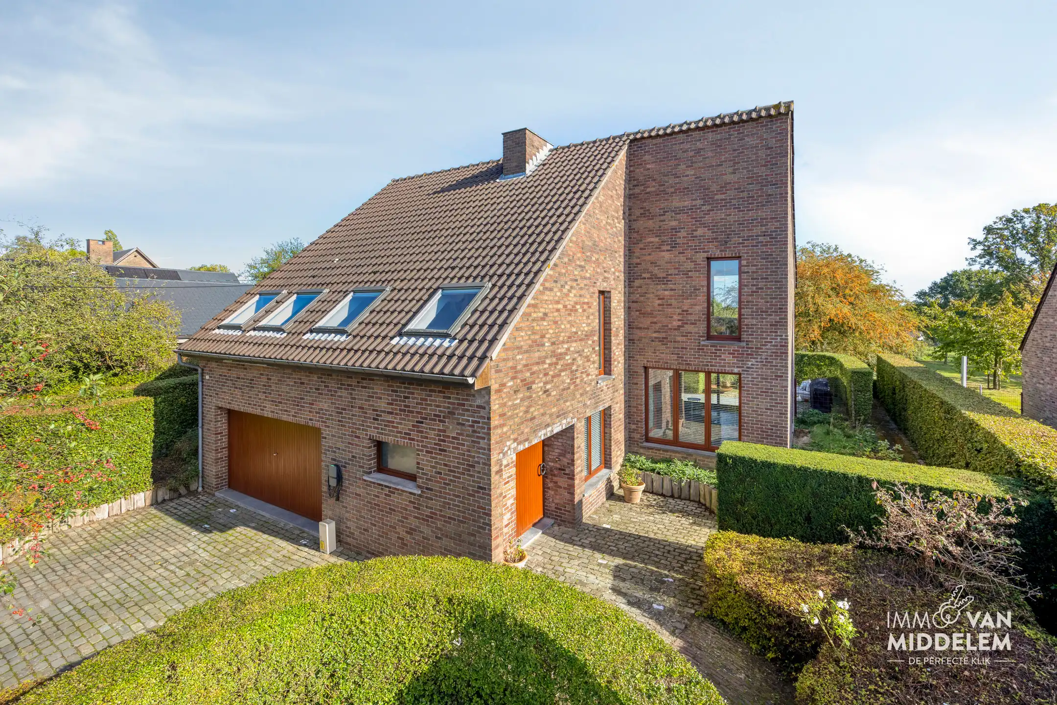 RUIME VILLA MET 4 KAMERS, GARAGE EN PRACHTIG AANGELEGDE TUIN foto 2
