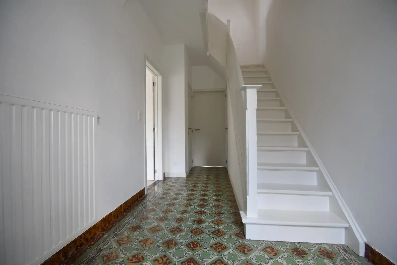 Fris en luchtig gerenoveerde woning met drie slaapkamers, terras, en garage, inbegrepen de stroom via zonnepalen.  foto 2