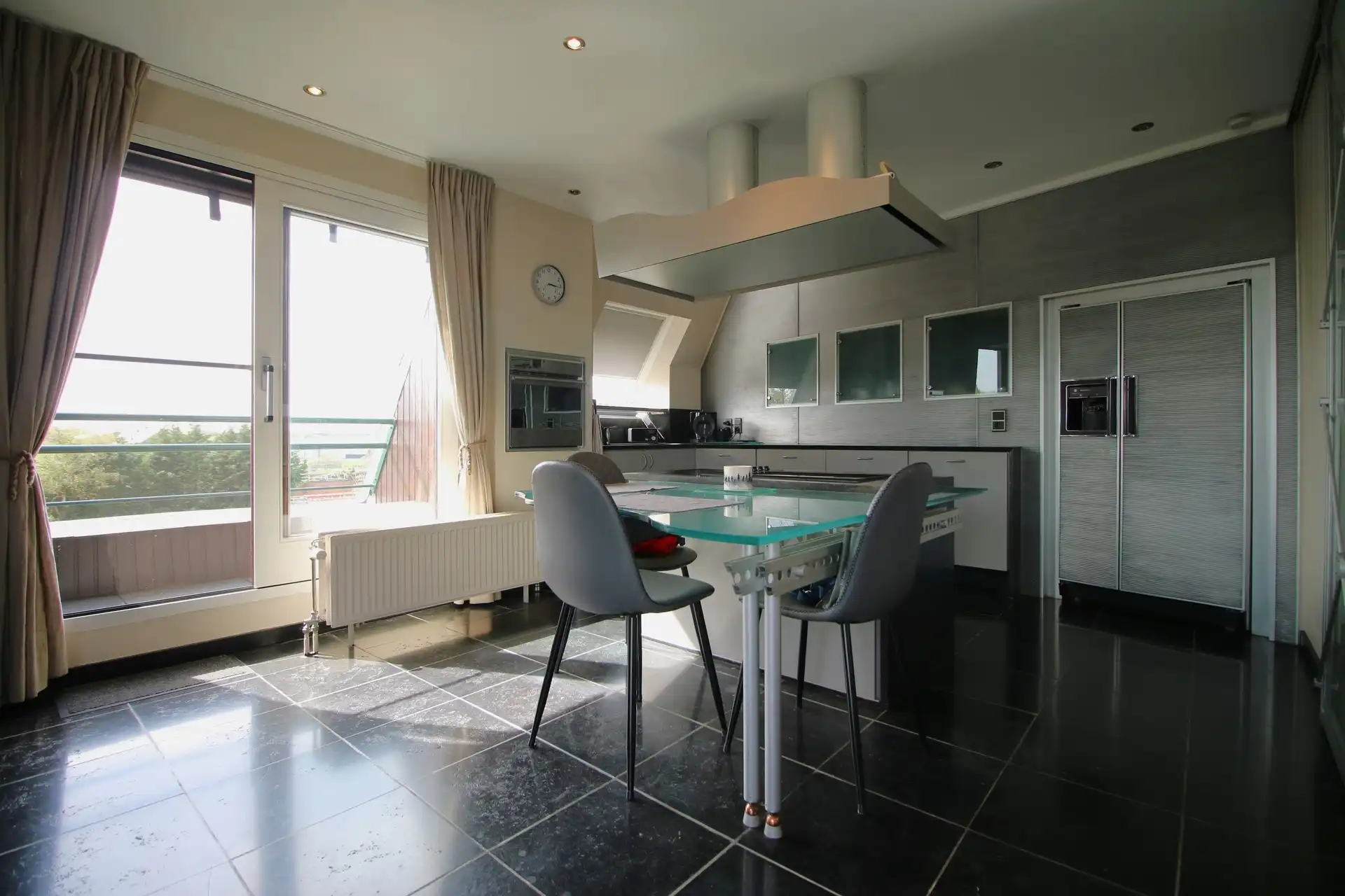 Ruim appartement op 3de verdieping met 2 garages foto 5