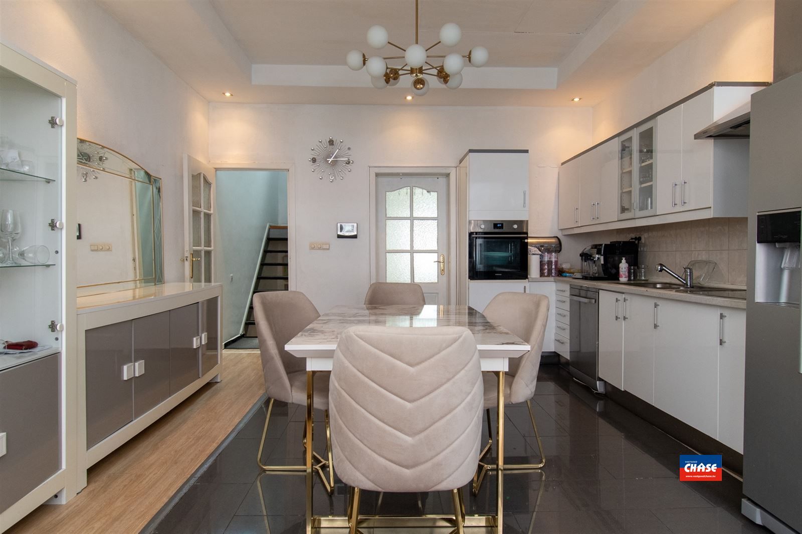 Ruime woning op toplocatie met 4 slaapkamers, 3 keukens en 3 badkamers foto 4