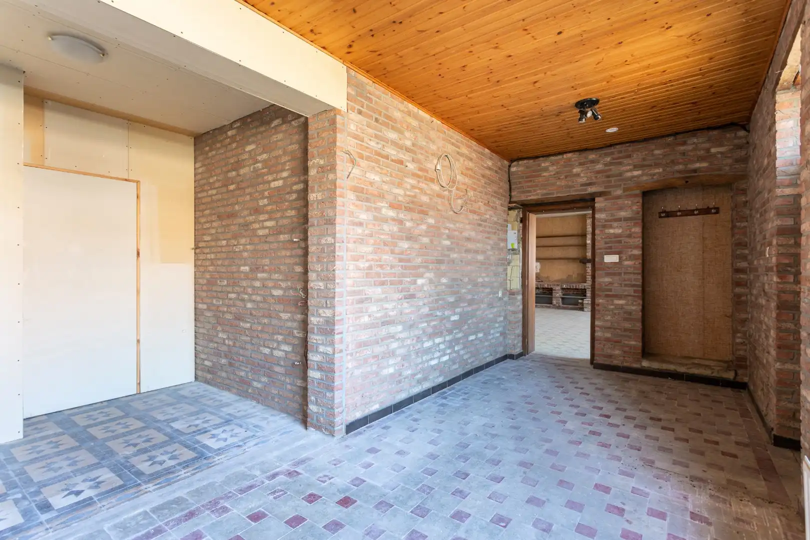 Te renoveren eigendom (317 m²) met veel potentieel, ruime tuin (6a 42ca) en dubbele achterliggende carport met toegang tot de achterliggende straat in Kester foto 4