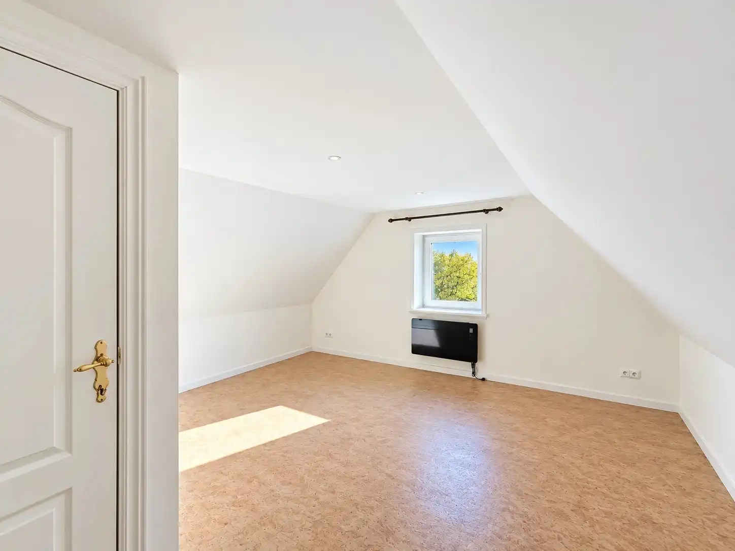 Ruime gerenoveerde woning met 5 slaapkamers, 2 badkamers, garage en grote loods in Lommel. foto 32