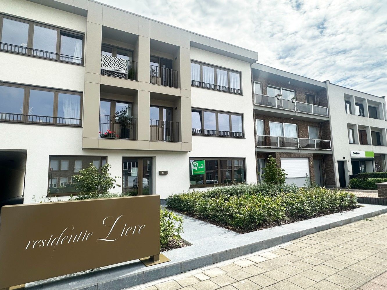 Prachtig ruim gelijkvloers appartement met 4 slaapkamers & tuin in Lier! foto {{pictureIndex}}