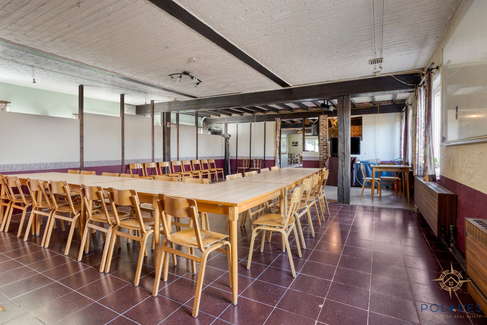 Goed gelegen taverne met woonst en grote parking foto 11