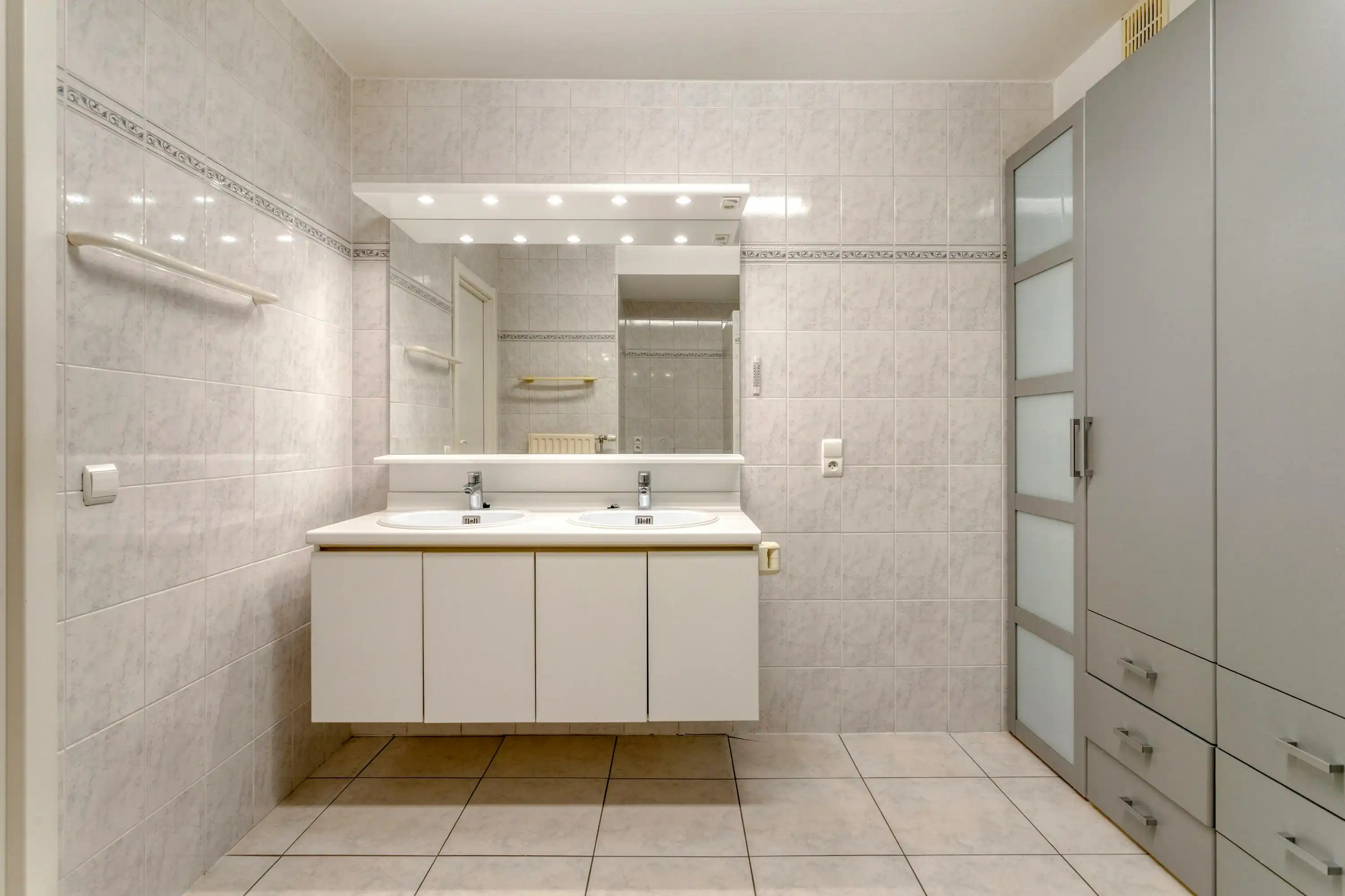 Ruim appartement (103m2) met 2 slaapkamers, terrassen te Sint-Kruis foto 7