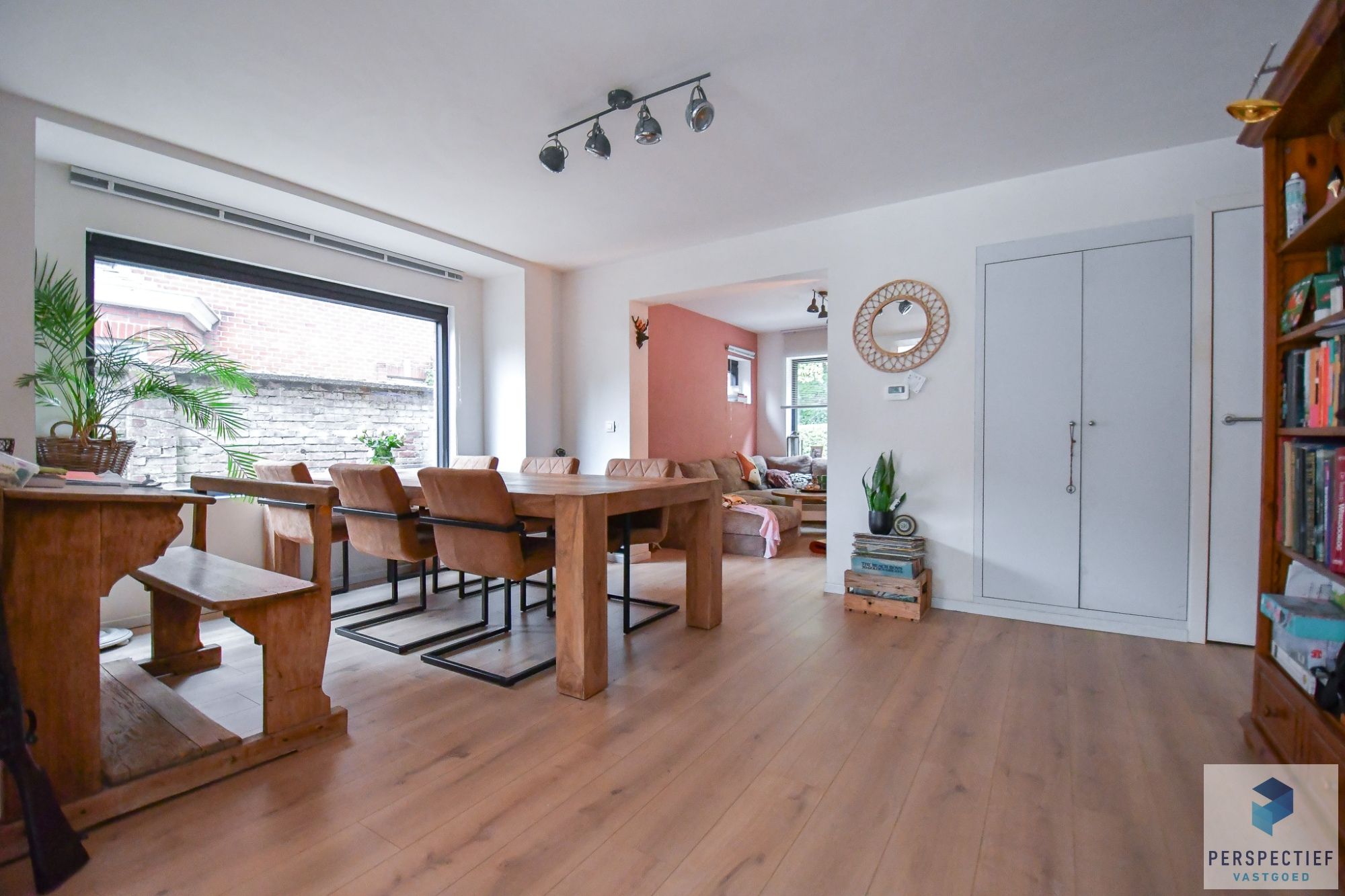 Uiterst GOED gelegen VERNIEUWDE woning met GROTE tuin foto 3