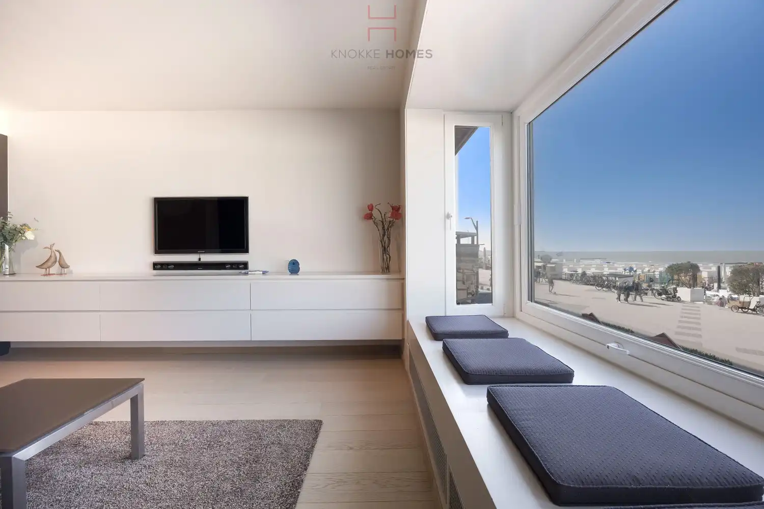 Instapklaar appartement met frontaal zeezicht gelegen nabij het Driehoeksplein foto 2