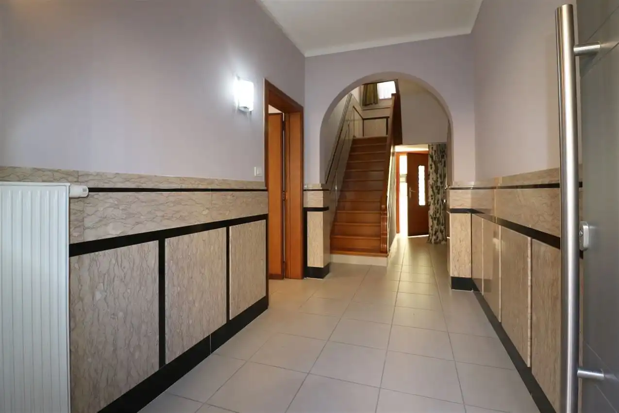Ruime woning met drie slaapkamers en gezellige koer foto 3