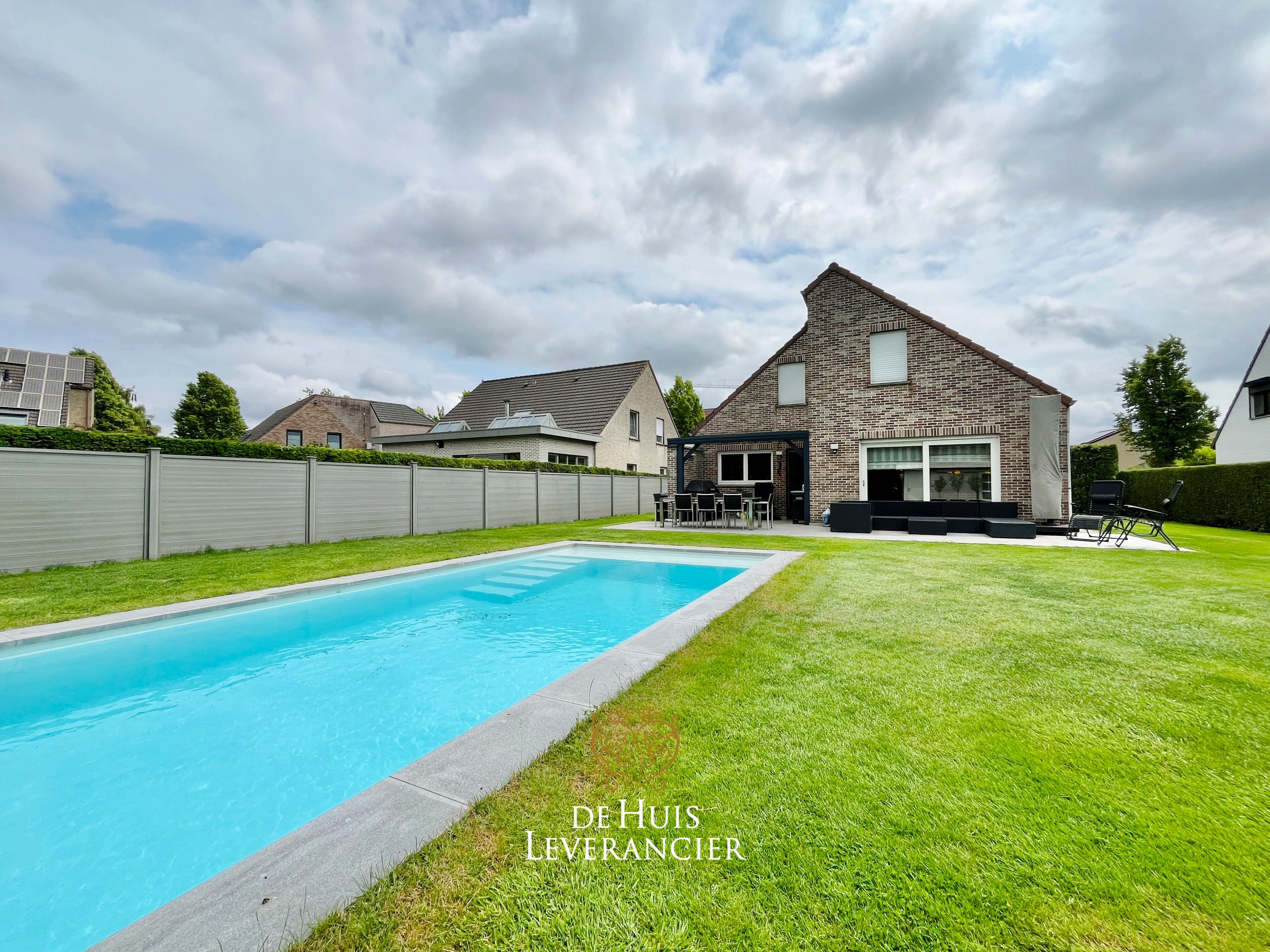 Exclusief wonen in Kontich ? Luxe, rust & ruimte met tuin met zwembad te koop ! foto {{pictureIndex}}