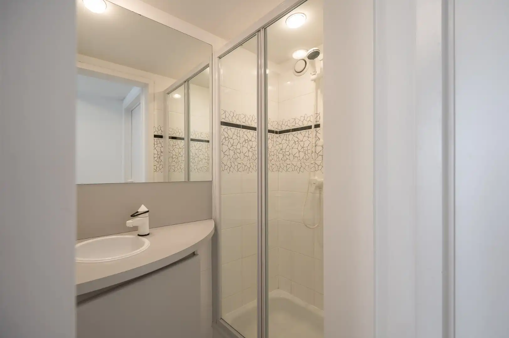 Interessant renovatie project : Twee-slaapkamer appartement in standingvolle villaresidentie in het Zoute foto 14