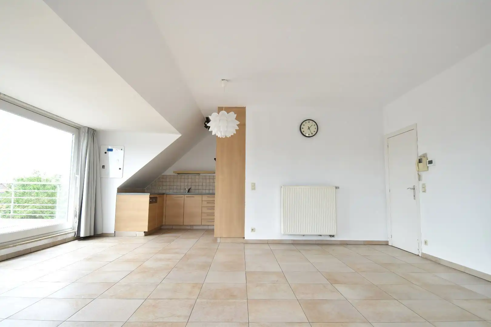 Interessante opbrengsteigendom (204m² kantoor + 3 appartementen + garages/parkings + 295m² loods) op toplocatie in Bissegem foto 12