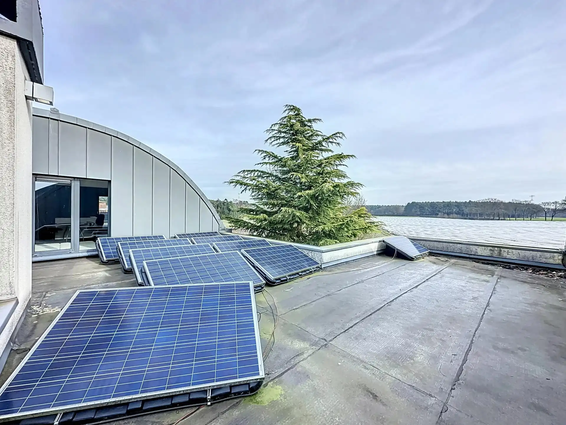 Unieke moderne woning met een dubbele bestemming op een perceel van 29a24ca. foto 32