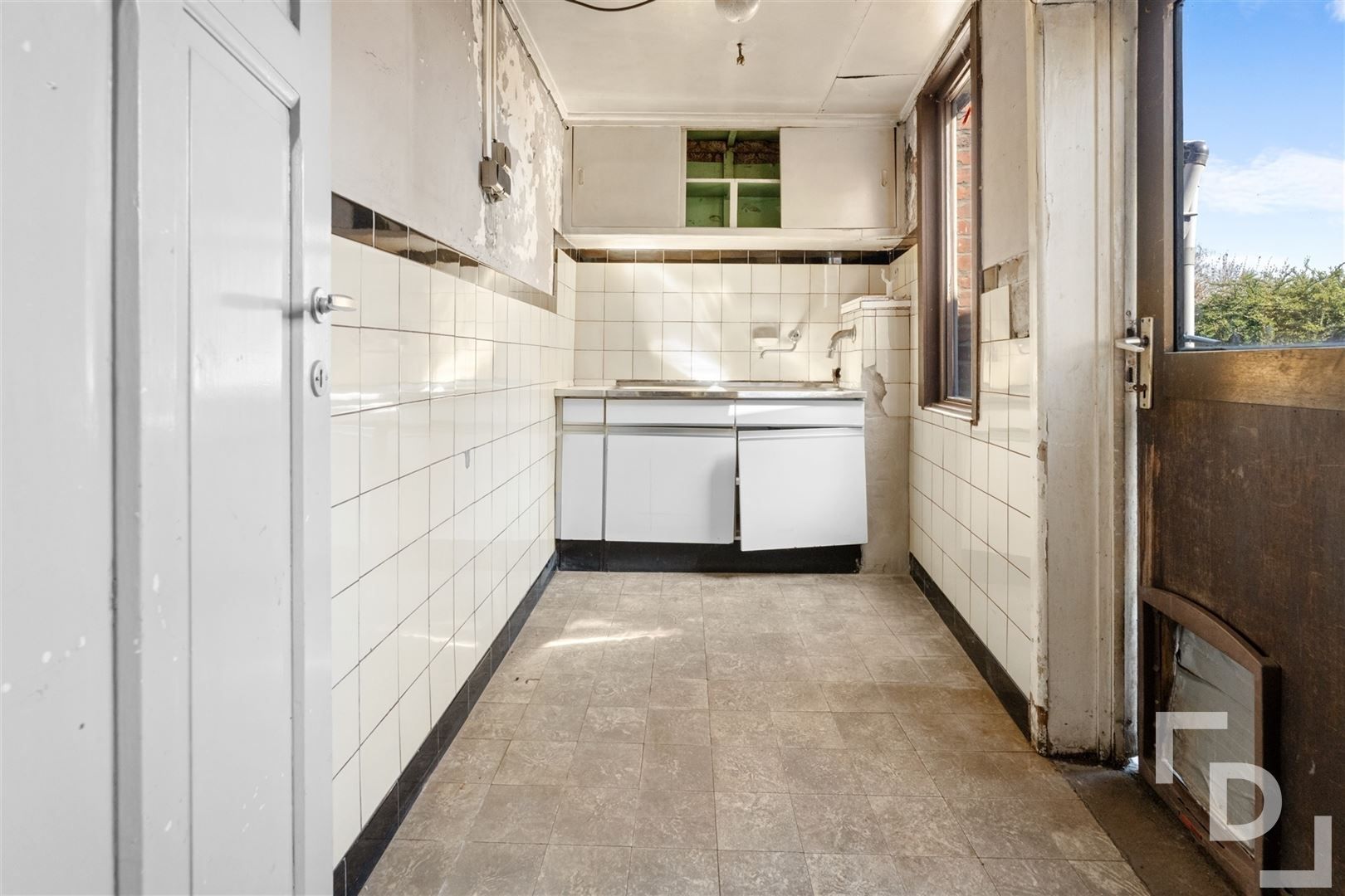 Te renoveren woning met ruime tuin en inpandige garage. foto 9
