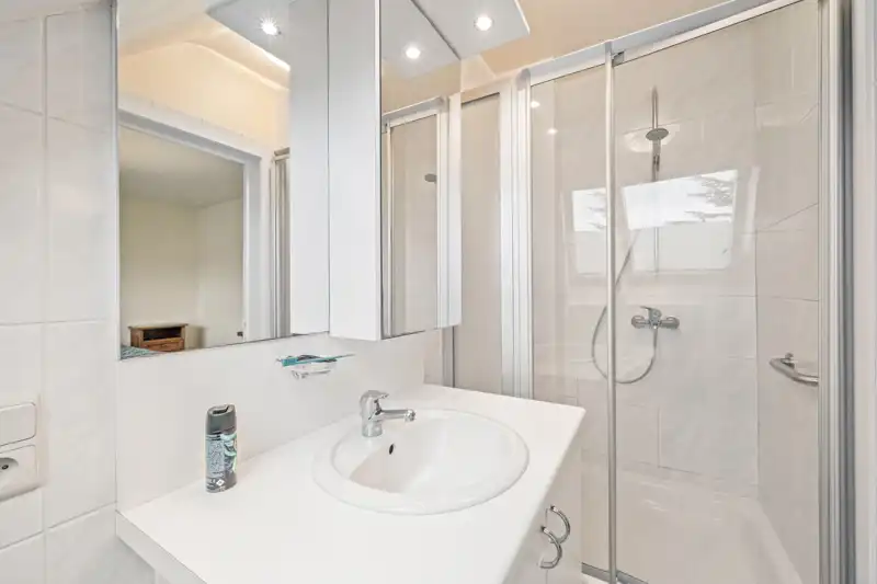 Roeselare : Ruim en lichtrijk hoekappartement gelegen op de tweede verdieping in een aangenaam woonerf met 1 slpks 83 m². foto 7